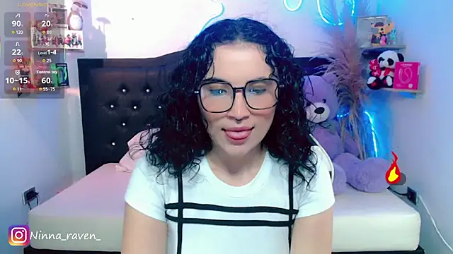 Snapshot of AriaDark chatting on 05.17.26 AriaDark online show from 05.17.26