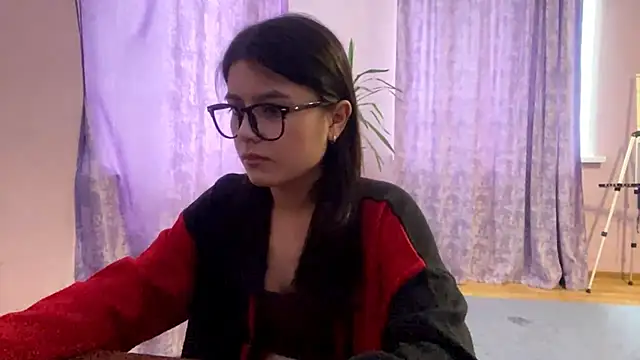 Snapshot of SaintMari chatting on 04.29.26 SaintMari online show from 04.29.26