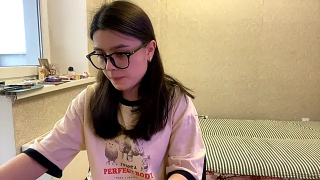 Snapshot of SaintMari chatting on 05.20.26 SaintMari online show from 05.20.26
