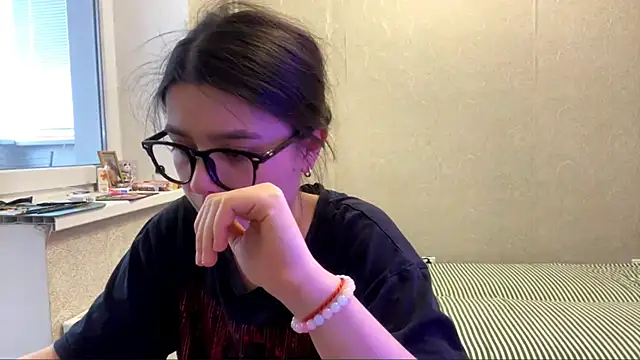 Snapshot of SaintMari chatting on 05.21.26 SaintMari online show from 05.21.26