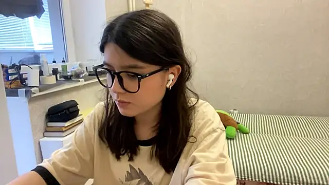 Snapshot of SaintMari chatting on 07.16.26 SaintMari online show from 07.16.26