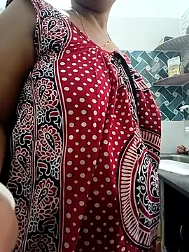 Snapshot of Hot-Tinaa chatting on 04.18.26 Hot-Tinaa online show from 04.18.26