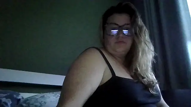 Snapshot of QueenCurvy_Charley28 chatting on 06.16.26 QueenCurvy Charley28 online show from 06.16.26