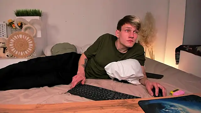 Snapshot of Volan_Starts chatting on 02.15.26 Volan Starts online show from 02.15.26