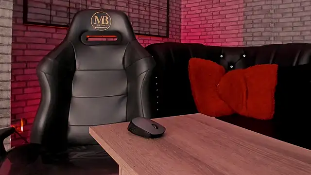 Snapshot of roxxy_white chatting on 02.14.26 roxxy white online show from 02.14.26