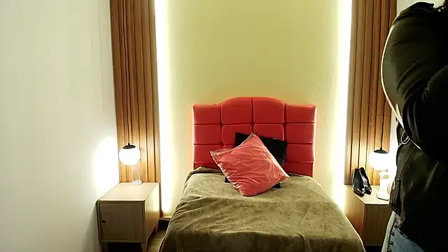 IvonneRoss  online show from 02.12.26