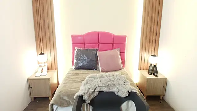 IvonneRoss  online show from 02.26.26