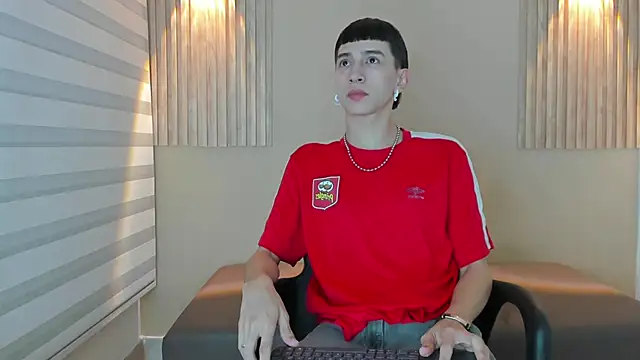 Snapshot of lian_cameron chatting on 02.14.26 lian cameron online show from 02.14.26