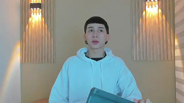 Snapshot of lian_cameron chatting on 02.20.26 lian cameron online show from 02.20.26