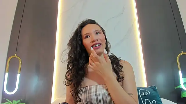 Snapshot of valeryn__rosse chatting on 02.27.26 valeryn rosse online show from 02.27.26