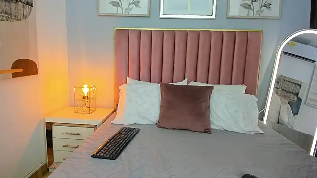 MarianaScott  online show from 04.13.26