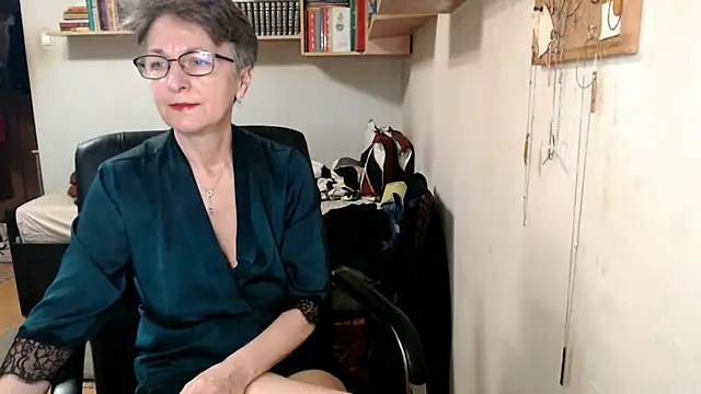 katemodel online show from 10.27.25