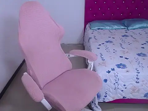 Snapshot of sara_queen69 chatting on 02.15.26 sara queen69 online show from 02.15.26