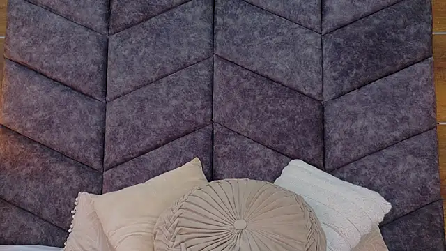 Snapshot of AnnieRouse__ chatting on 04.01.26 AnnieRouse online show from 04.01.26