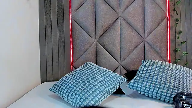 Snapshot of AnnieRouse__ chatting on 04.07.26 AnnieRouse online show from 04.07.26