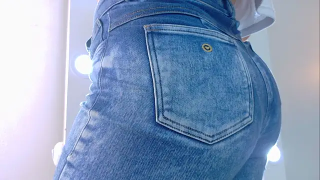 Snapshot of AnnieRouse__ chatting on 04.15.26 AnnieRouse online show from 04.15.26