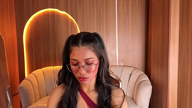 Snapshot of Alina_b_ chatting on 04.18.26 Alina b online show from 04.18.26