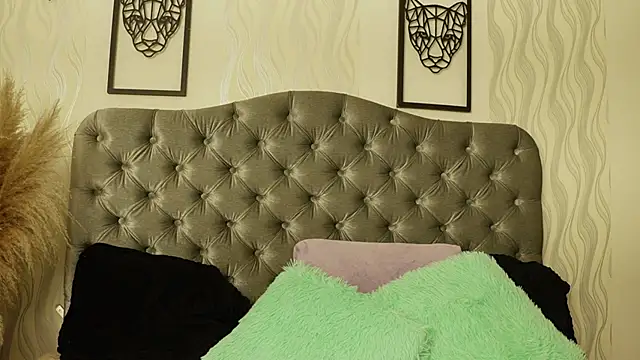 Snapshot of katt_eyes_ chatting on 04.22.26 katt eyes online show from 04.22.26