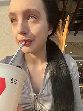 MiaTee online show from 02.06.26