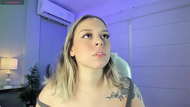 Snapshot of THALIA_13 chatting on 01.17.25 THALIA 13 online show from 01.17.25