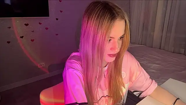 Snapshot of Between_Eeys chatting on 02.25.26 Between Eeys online show from 02.25.26