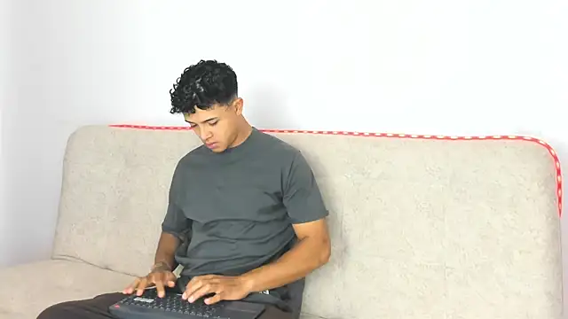 Snapshot of _Alex_Colton chatting on 04.02.26 Alex Colton online show from 04.02.26