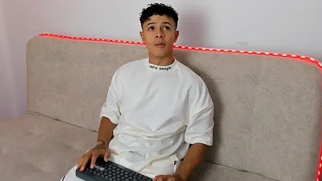 Snapshot of _Alex_Colton chatting on 05.03.26 Alex Colton online show from 05.03.26