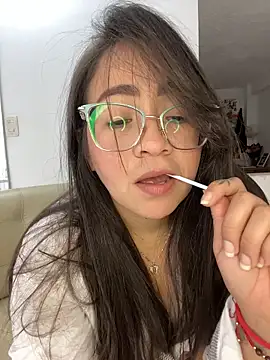 Snapshot of alisbloom chatting on 02.17.26 alisbloom online show from 02.17.26