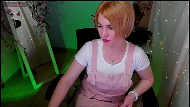 Snapshot of CuttieEmma chatting on 05.06.26 CuttieEmma online show from 05.06.26