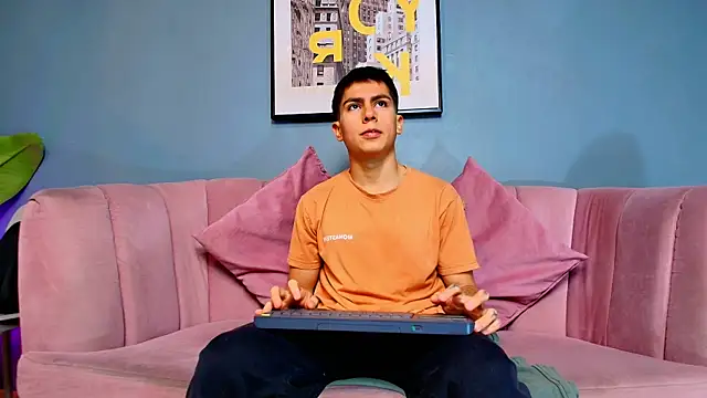 Snapshot of Aron_pulse chatting on 03.03.26 Aron pulse online show from 03.03.26