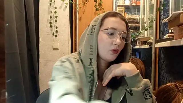 Snapshot of PhoebePalmer chatting on 02.11.26 PhoebePalmer online show from 02.11.26