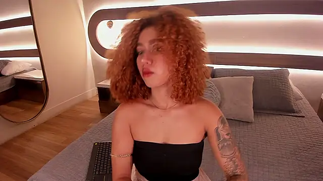 Snapshot of Sienna_brunette chatting on 02.10.26 Sienna brunette online show from 02.10.26