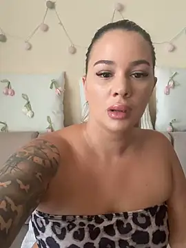 Snapshot of sexybatwomen33 chatting on 06.27.26 sexybatwomen33 online show from 06.27.26