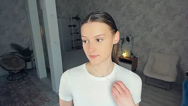 Snapshot of LianneBynon chatting on 03.05.26 LianneBynon online show from 03.05.26