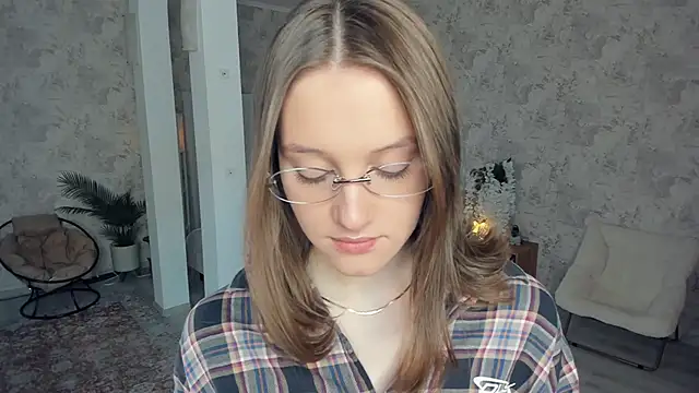 Snapshot of LianneBynon chatting on 03.08.26 LianneBynon online show from 03.08.26