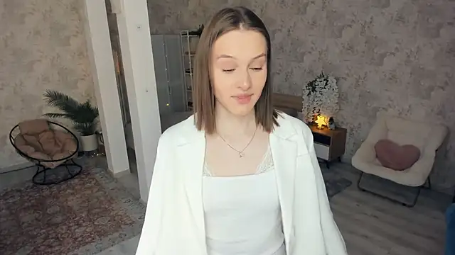 Snapshot of LianneBynon chatting on 04.13.26 LianneBynon online show from 04.13.26