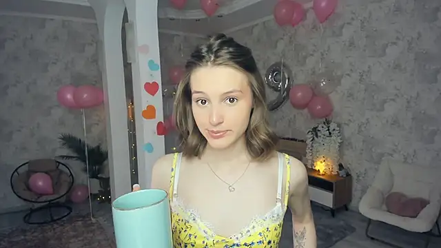 Snapshot of LianneBynon chatting on 04.15.26 LianneBynon online show from 04.15.26