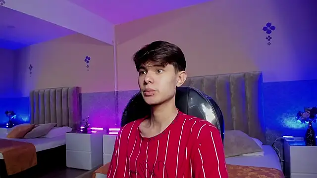 Snapshot of Derek_Sinn chatting on 04.10.26 Derek Sinn online show from 04.10.26