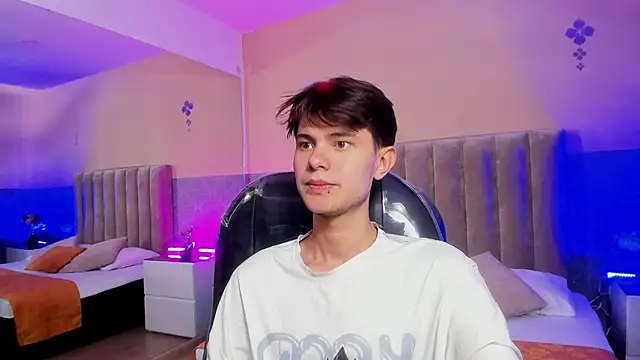 Snapshot of Derek_Sinn chatting on 04.11.26 Derek Sinn online show from 04.11.26