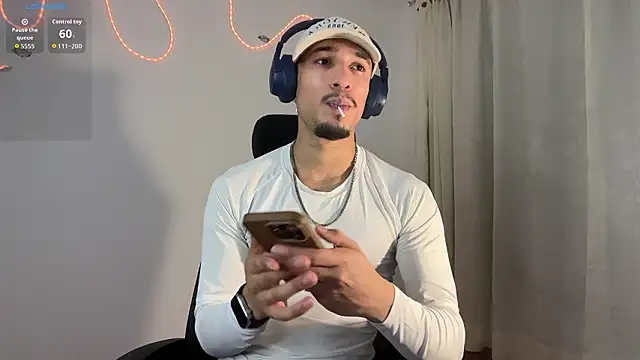 Snapshot of rafael_stone11 chatting on 02.25.26 rafael stone11 online show from 02.25.26