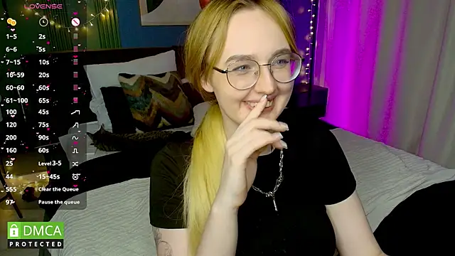 Snapshot of AdeLuna chatting on 05.25.26 AdeLuna online show from 05.25.26