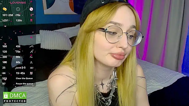 Snapshot of AdeLuna chatting on 05.27.26 AdeLuna online show from 05.27.26