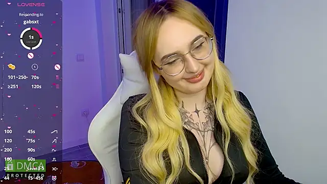 Snapshot of AdeLuna chatting on 05.28.26 AdeLuna online show from 05.28.26