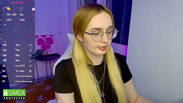 Snapshot of AdeLuna chatting on 05.30.26 AdeLuna online show from 05.30.26