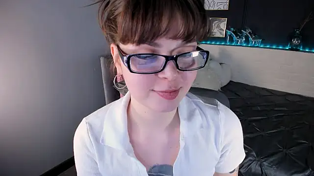 Snapshot of Maykinkya chatting on 03.26.26 Maykinkya online show from 03.26.26
