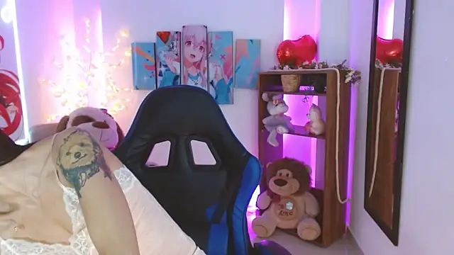 Snapshot of FIORELLA_L chatting on 04.11.26 FIORELLA L online show from 04.11.26