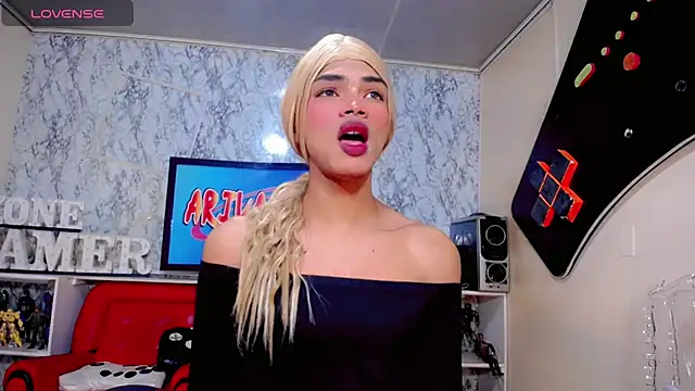 Snapshot of Karol_Vanessa__ chatting on 05.18.26 Karol Vanessa online show from 05.18.26