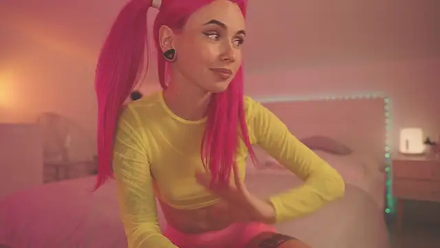 Sarah Pink online show from 12.06.24