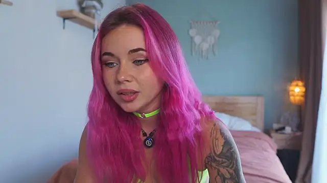 Sarah Pink online show from 12.04.25