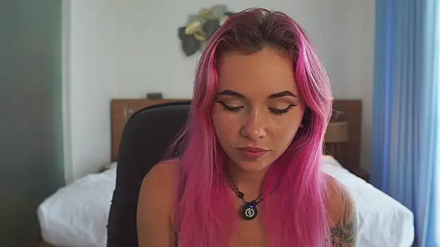 Sarah Pink online show from 12.18.25